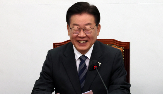 이재명 더불어민주당 대표가 26일 국회 당 사무실에서 열린 최고위에 참석하고 있다. 연합뉴스.